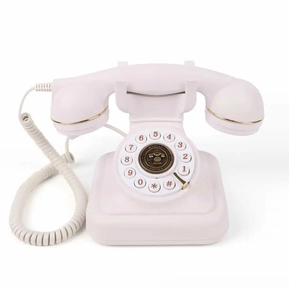 Белый ретро телефон Elegance70 White с золотым диском, вид спереди, на белом фоне