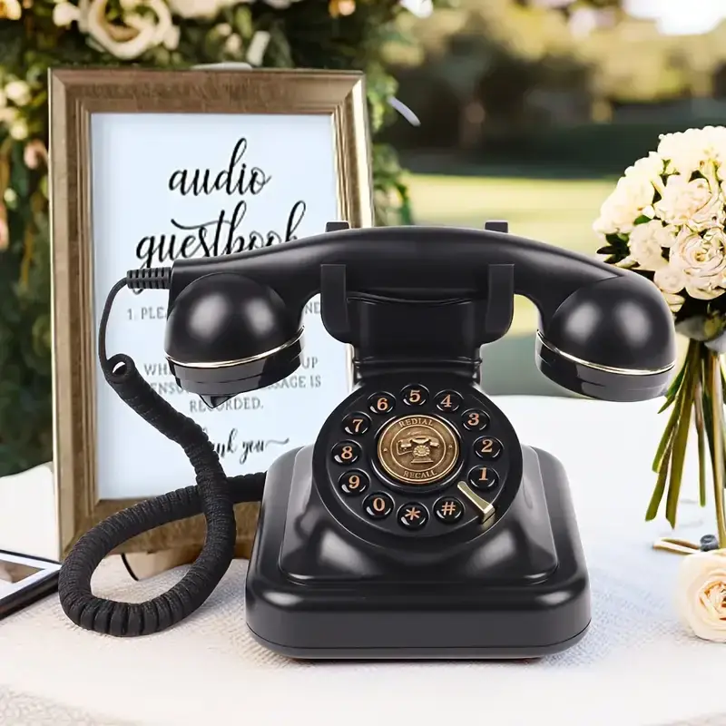 Чёрный ретро телефон Elegance70 Black на столе с цветами и табличкой аудио гостевой книги