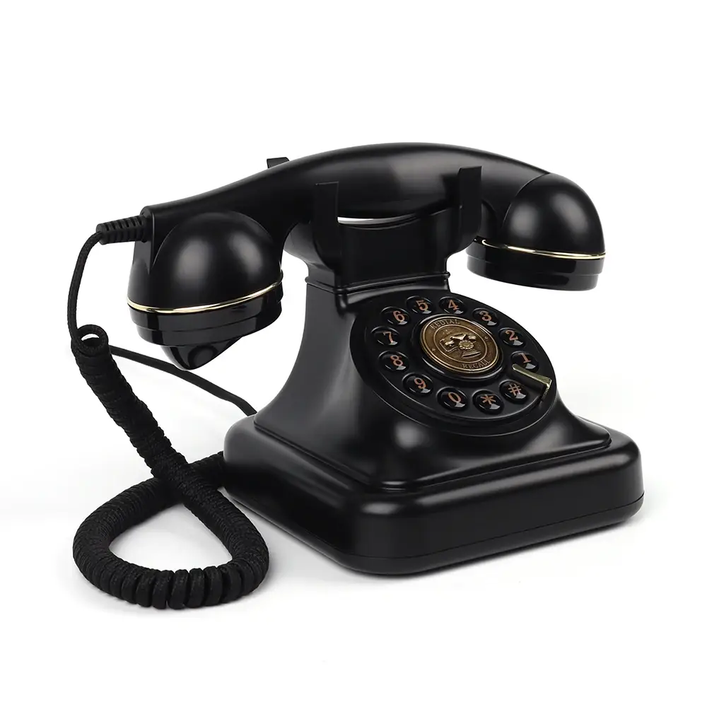 Чёрный ретро телефон Elegance70 Black с золотым диском, вид сбоку, на белом фоне